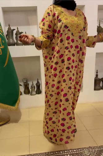 جلابية تطريز الصدر والأكمام. فستان