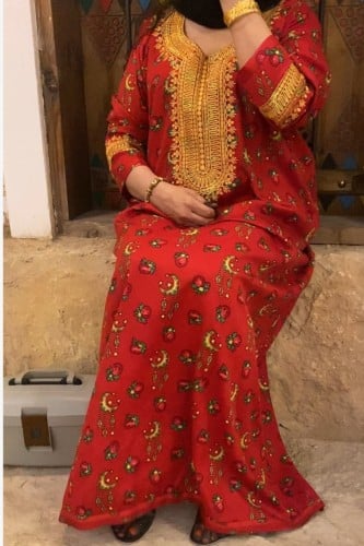 جلابيه مطرزة بالصدر والأكمام . فستان