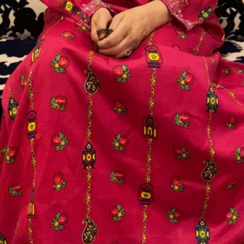 جلابية بنقشة جميلة عالصدر والأكمام. فستان