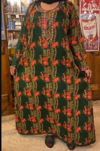 جلابية بنقشة جميلة عالصدر والأكمام. فستان