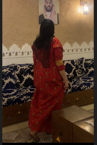 جلابيه مطرزة بالصدر والأكمام . فستان