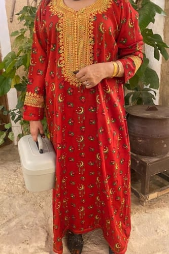 جلابيه مطرزة بالصدر والأكمام . فستان