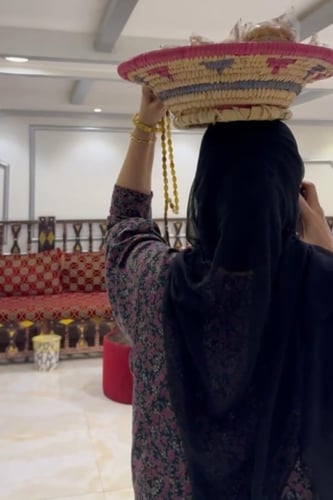 جلابيه وسروال داخلي طويل واسع بكرسي .طقم قطعتين