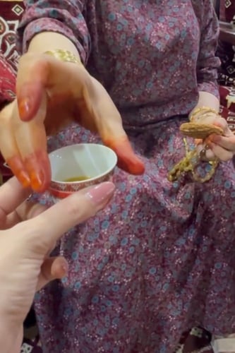 جلابيه وسروال داخلي طويل واسع بكرسي .طقم قطعتين