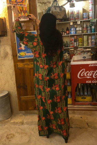 جلابية بنقشة جميلة عالصدر والأكمام. فستان