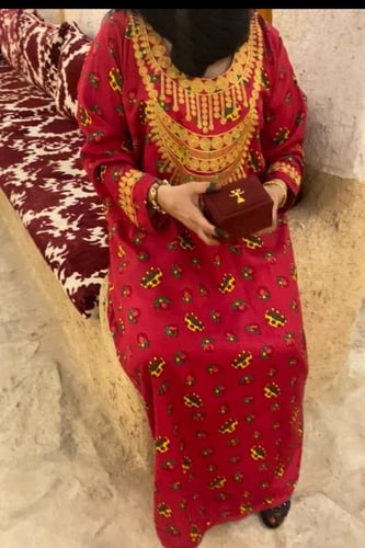 جلابية مطردة عالصدر والأكمام .فستان