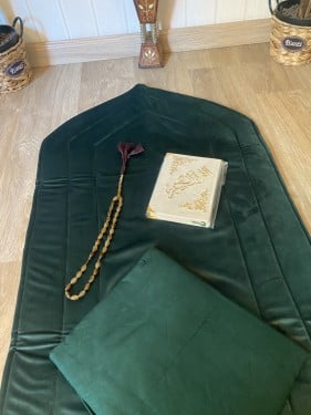 سجادة صلاة سجادة اسفنج مريحة وشرشف صلاة وقرآن كريم...