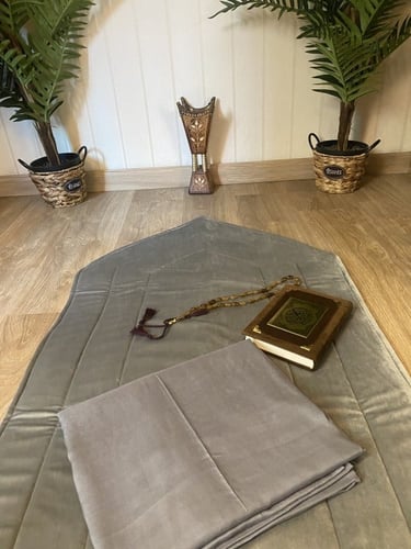 سجادة صلاة سجادة مع شرشف صلاة وقرآن كريم وسبحة .