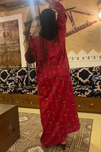 جلابية بنقشة جميلة عالصدر والأكمام. فستان