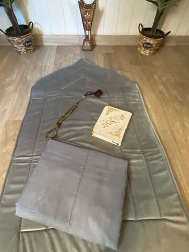 سجادة صلاة سجادة مع شرشف صلاة وقرآن كريم وسبحة .