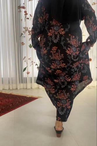 جلابية فستان وسروال طويل .