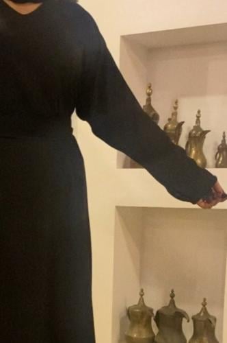 جلابية جميله مع طرحة الأولية تل اسود وحزام .