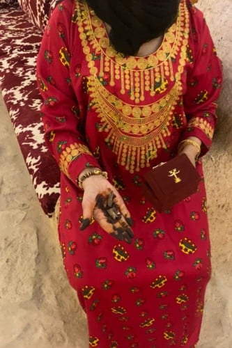 جلابية مطردة عالصدر والأكمام .فستان