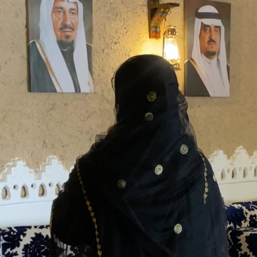 طرحة التل أسود دوائر ذهبي