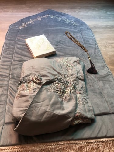 سجادة صلاة اسفنج وجلال مطرز وقرآن كريم ومسبحة