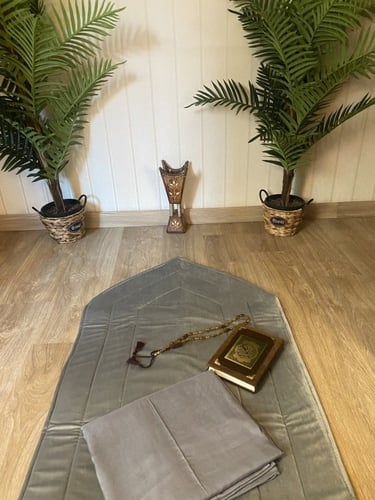 سجادة صلاة سجادة مع شرشف صلاة وقرآن كريم وسبحة .