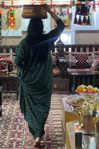 جلابيه وسروال داخلي طويل واسع بكرسي .طقم قطعتين