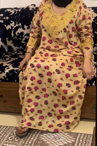 جلابية تطريز الصدر والأكمام. فستان