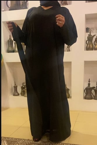 جلابية جميله مع طرحة الأولية تل اسود وحزام .