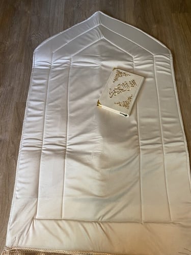 سجادة صلاة وشرشف صلاة