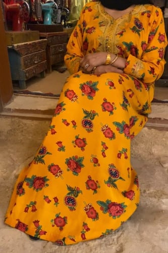 جلابية مطرزة عالصدر والأكمام .فستان