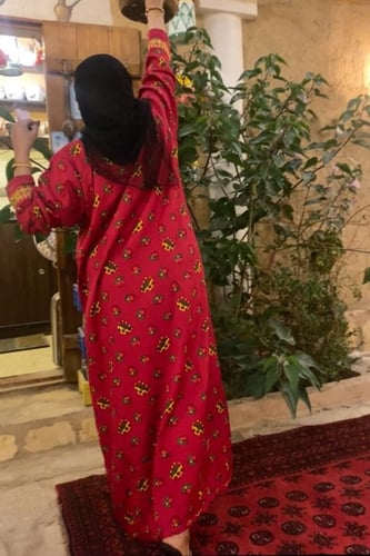 جلابية مطردة عالصدر والأكمام .فستان