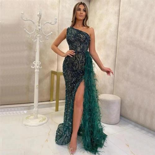 فستان سهرة راقي مرصع بالترتر والريش