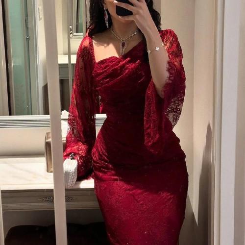 فستان جريء وفاخر بأكمام دانتيل