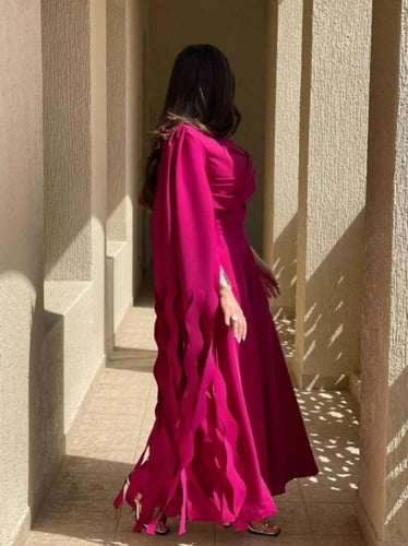 فستان ماكسي احمر بشرائط عند الأكمام