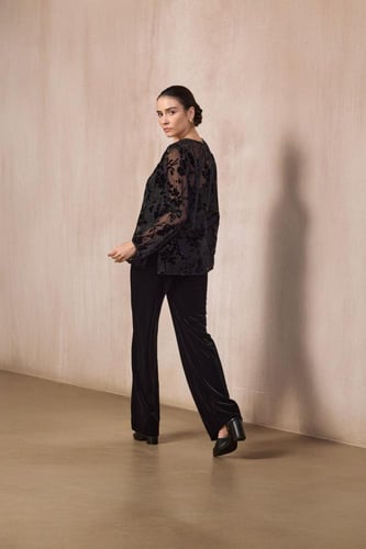 بلوزة مخمل سوداء
