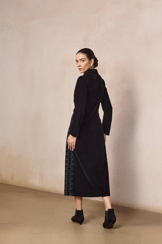 فستان مخمل اسود مطرز ميدي