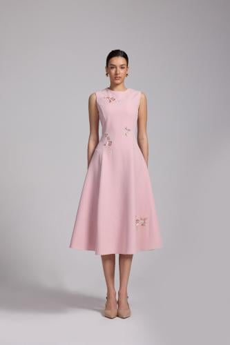 فستان وردي مطرز بالزهور