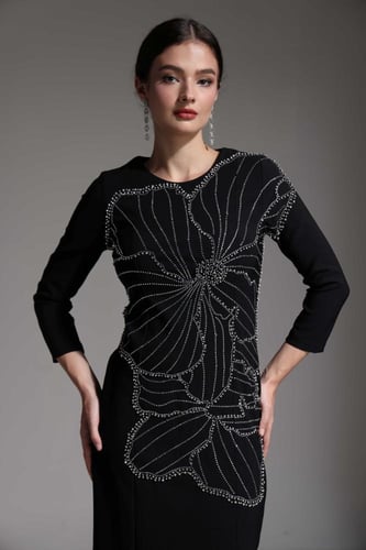 فستان سهرة أسود مطرز على شكل ورد