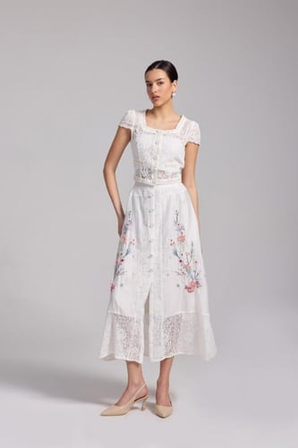 طقم ابيض أنيق مطرز بورد بارز