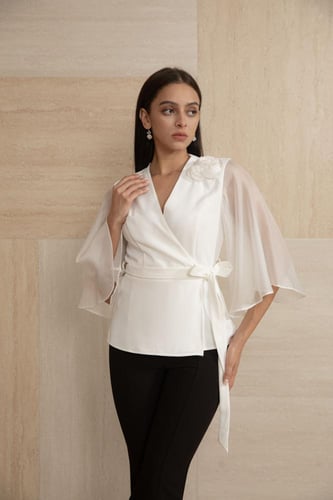 بلوزه لون ابيض بتصميم انيق