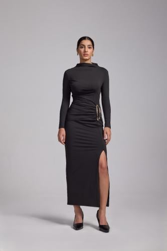 فستان اسود فتحه جانبيه