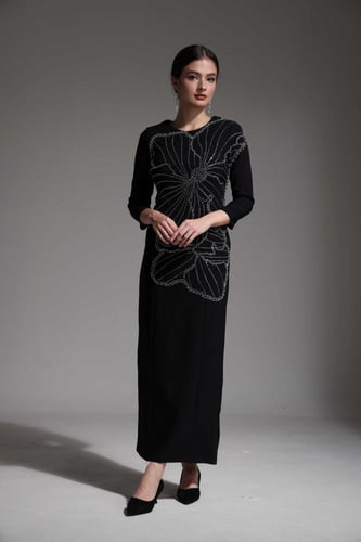 فستان سهرة أسود مطرز على شكل ورد