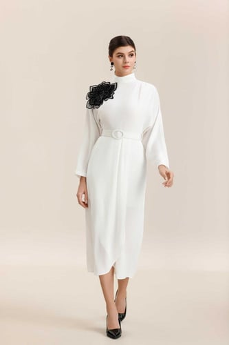 فستان ابيض كريب مرد وردة الصدر