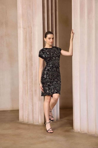 تنورة مطرزة اسود