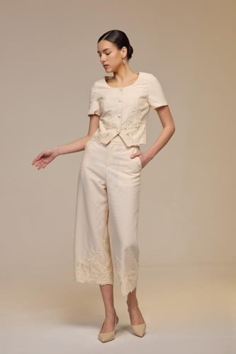 طقم كريمي كم قصير مطرز