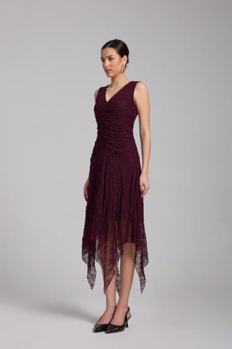 فستان عنابي كت دانتيل