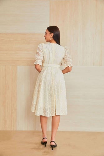 فستان ميدي بحزام بتطريز ورد