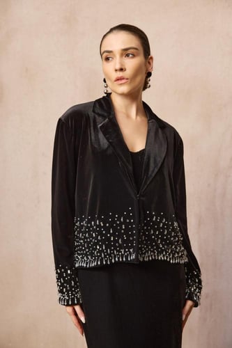 جاكيت مطرز أسود