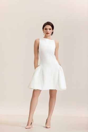 فستان ابيض كريب قصير زم الجوانب