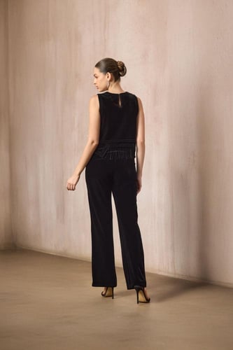 بلوزة سوداء مطرزة