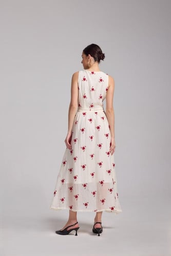 فستان ابيض مطرز ورود