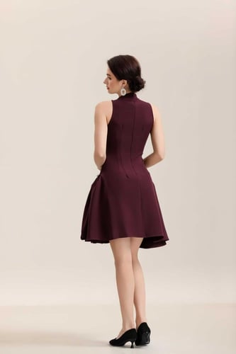 فستان عودي كريب قصير زم الجوانب