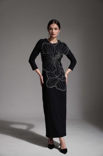 فستان سهرة أسود مطرز على شكل ورد