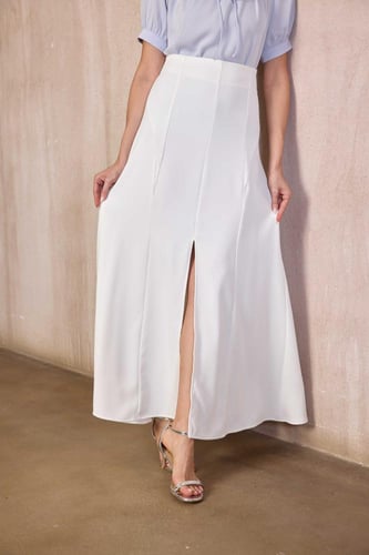 تنورة كريب بيضاء طويلة واسعة