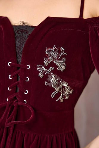 فستان مخملي برغندي أوف شولدر